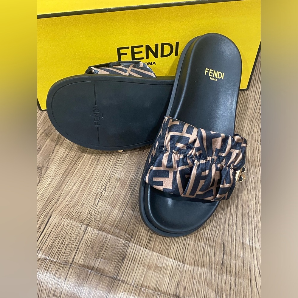 Fendi Women's Authentic Slippers EU 39 - Picture 3 of 4